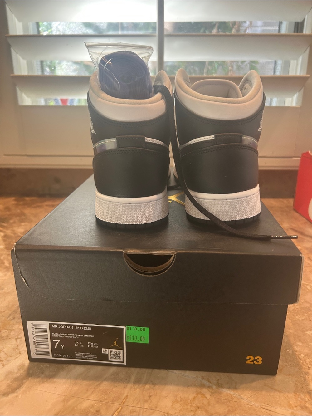 Brand New in box never worn Nike Air Jordan 1 Mid GS size 7 Youth = women 8.5 - Picture 5 of 12